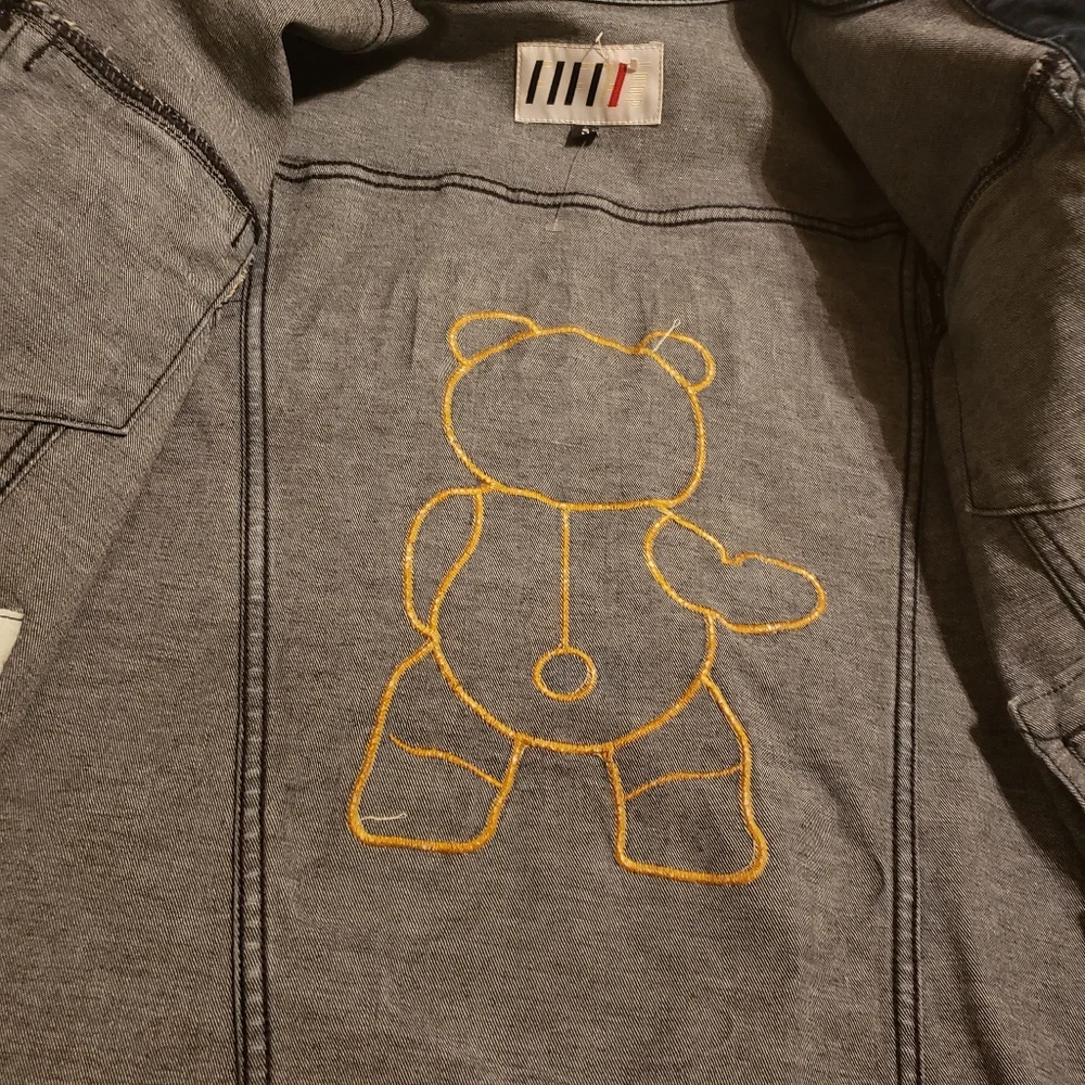 Mens Fifth Loop small jacket with fur bear emblem on back. - Picture 10 of 10